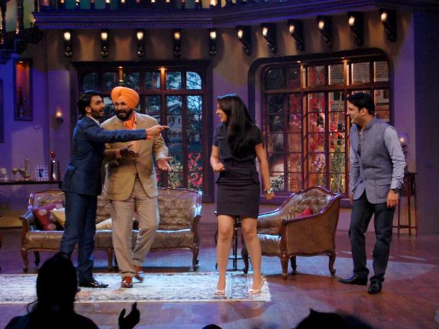 Ranveer Singh was also seen narrating various incidents of the past and flirting with ladies from the audience.