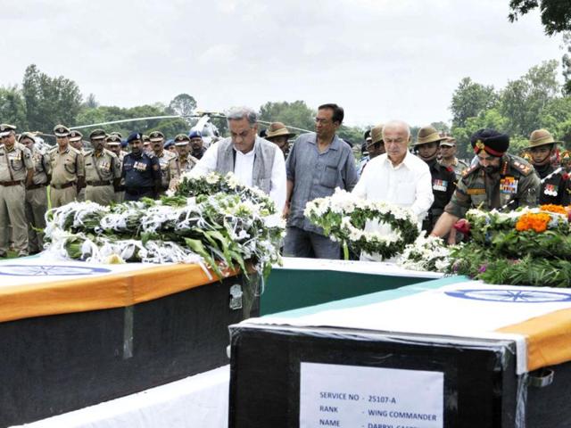 Union home minister Sushilkumar Shinde (centre) chief of Army Staff General Bikram Singh (right) and Uttarakhand chief minister Vijay Bahuguna pay last rspects to the bodies of those who were killed in the IAF helicopter crash in Dehradun, India. (HT Photo/Rishi Ballabh)