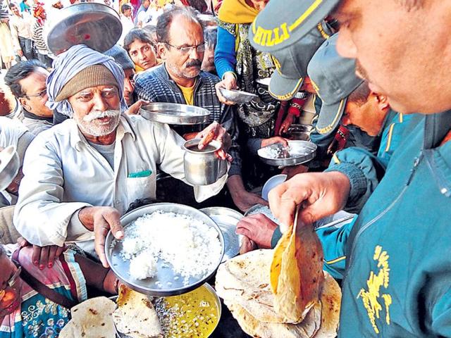 Jawans of the Garhwal Rifles distributing food to the victims, camping at the school. (HT Photo/Prasad Nichenametla)