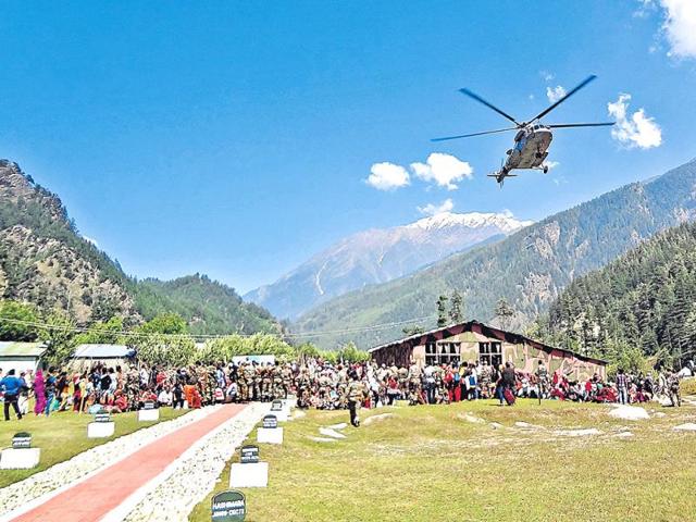 Air Force’s MI-17 helicopter landing at the Harsil Army helipad — the lift-off point for the rescued. (HT Photo/Prasad Nichenametla)