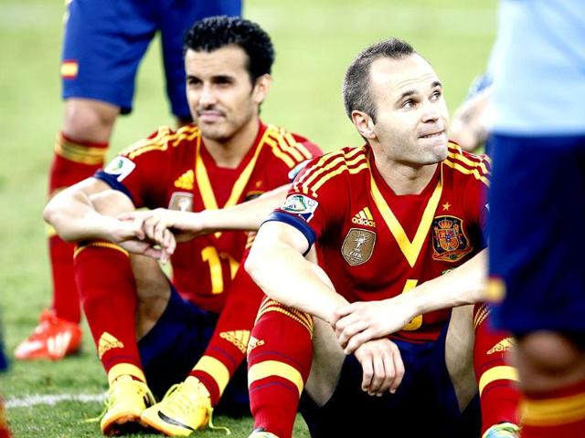 Spain's Andres Iniesta and Pedro sit on the field after losing their Confederations Cup final match to Brazil in Rio de Janeiro. Reuters