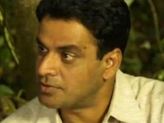 Tigmanshu Dhulia began his Bollywood journey in 1992 as an Assistant Director with Electric Moon. Dhulia also acted in Electric Moon. Soon, Tigmanshu Dhulia had his first TV series (Hum Bambai Nahin Jayenge, 1994) which he directed as well as produced. This was followed by more TV series Naya Daur (1997) and Star Bestsellers.