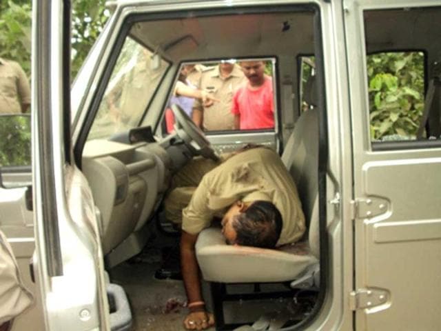 A slain policeman lies in a car after the Maoist attack in the Damini forests, Dumka district of Jharkhand. Hindustan Photo