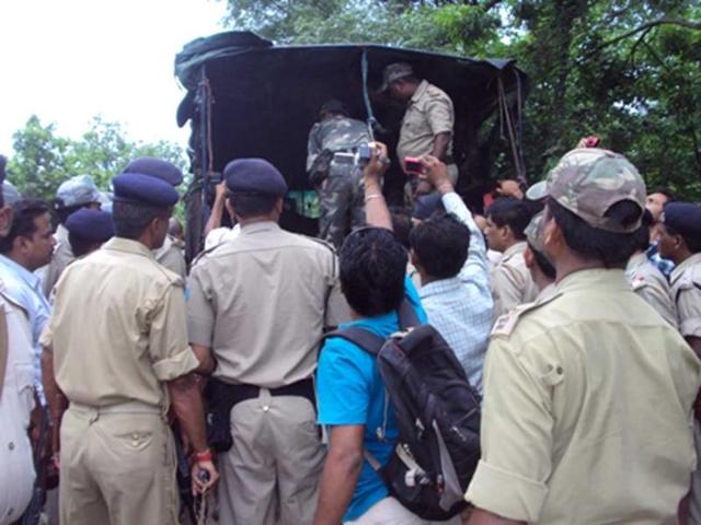Bystanders try to get photographs of the slain policemen after the Maoist attack in the Damini forests, Dumka district of Jharkhand. Hindustan Photo