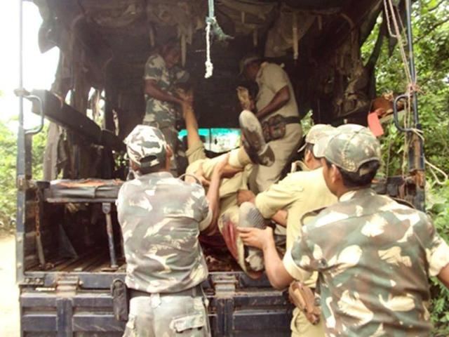 Policemen pull up the body of their slain colleague on to a truck after the Maoist attack in the Damini forests, Dumka district of Jharkhand. Hindustan Photo