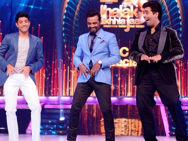 Farhan Akhtar dancing on I Am A Disco Dancer with Karan Johar and Remo on the sets of Jhalak Dikhhla Jaa.