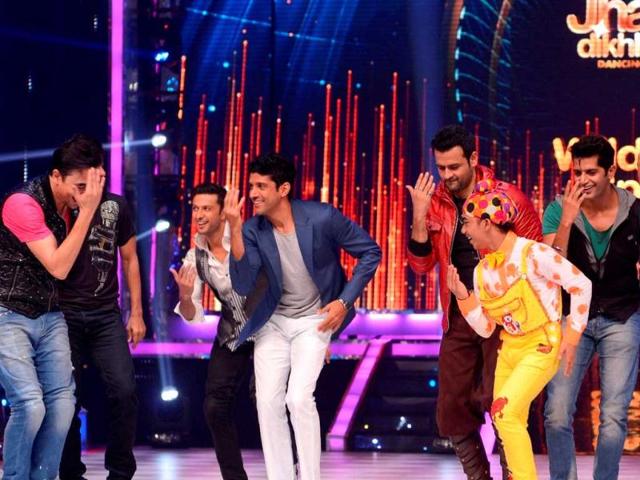 Farhan Akhtar joins the male contestants of Jhalak Dikhhla Jaa - Rohit Roy, Karan Vir Bohra, Sidharth Shukla and Mantra.