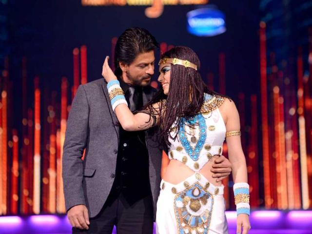 The king Khan performs with Drashti Dhami on Jhalak Dikhhla Jaa.