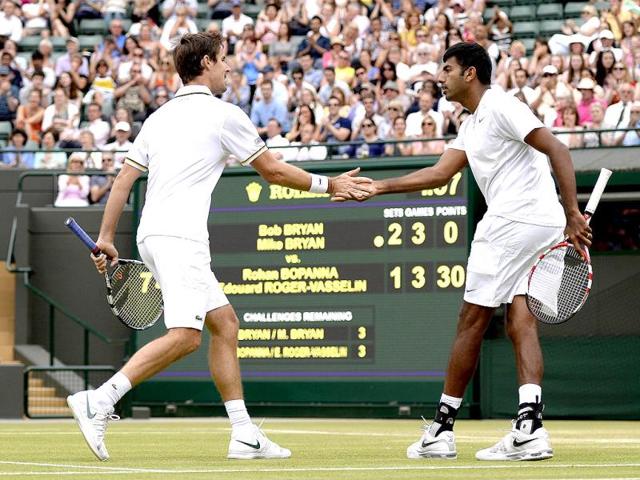 Edouard Roger-Vasselin (L) and Rohan Bopanna (R) play against Bob and Mike Bryan in their men's doubles semi-final in Wimbledon. AFP Photo