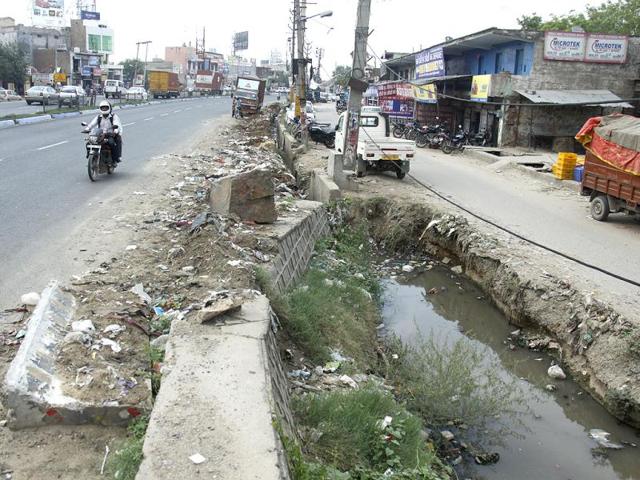 Along stretches of the Gurgaon-Jaipur Highway (NH-8) by Manesar village, the roadside has been turned into garbage dumps that have been lying unattended for a long time. (Manoj Kumar/HT)