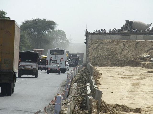 Owing to unplanned construction of road, vehicles are forced to move in narrow lanes along NH-8 in Gurgaon. (Photo by Manoj Kumar/ Hindustan Times)