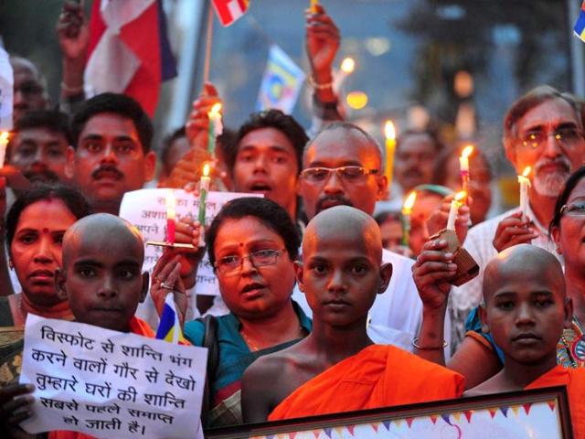 Members of the Bauddh Commune International participate in a peace vigil in Allahabad following a series of blasts at the Both Gaya temple on July 7, 2013. (AFP Photo)