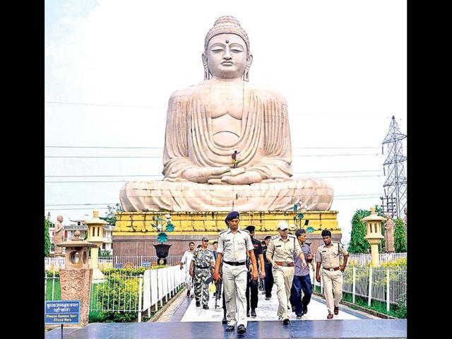 Security personnel guard the campus of Mahabodhi temple after series of blasts at Bodh Gaya on July 7, 2013. (HT Photo)