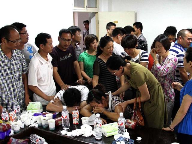 Family members of Wang Linjia, one of the two teenage girls killed after the Asiana Airlines passenger jet that crashed at San Francisco airport, grieving after they heard the news in China. (AFP)
