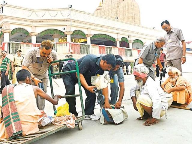 Gujarat Police Bomb Detection and Disposal Squad inspect Hindu devotees as they arrive at the Lord Jagannath temple in Ahmedabad a day after serial blasts hit Bodh Gaya. (AFP Photo)