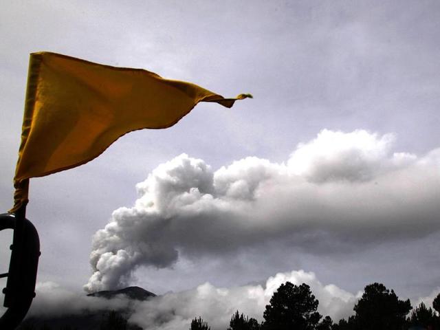 A Stage 3 Yellow flag flies in the Paso de Cortes area near Popocatepetl volcano in Mexico. (AP Photo)