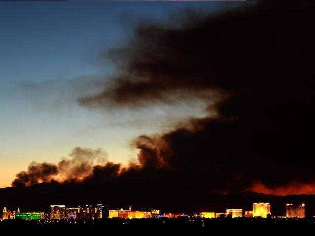 Smoke from the Carpenter 1 fire in the Spring Mountains range illuminated by the setting sun Las Vegas, Nevada. (AFP Photo)