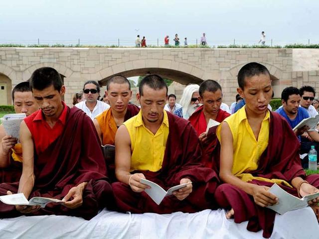 Buddhist monks and others offer prayers for peace at Raj Ghat, the memorial to the Father of the Indian nation Mahatma Gandhi. (AFP Photo)
