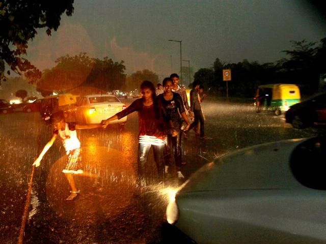 It was a difficult day for commuters in Connaught Place, New Delhi as rains lashed the city. (HT Photo/Ajay Aggarwal)