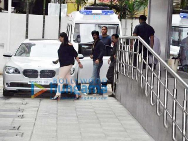 SRK walking towards the hospital