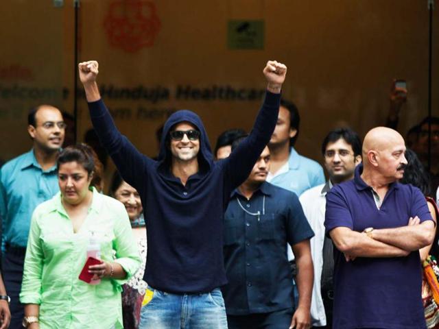 That's the spirit! A cheerful Hrithik Roshan after the surgery. (Photo: Satish Bate)