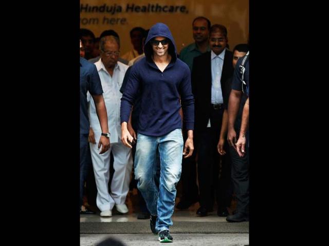 Hrithik walks out of the hospital in style! (Photo: Satish Bate)