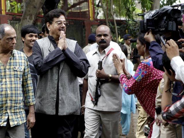 Shatrughan Sinha acknowledging the cameras.