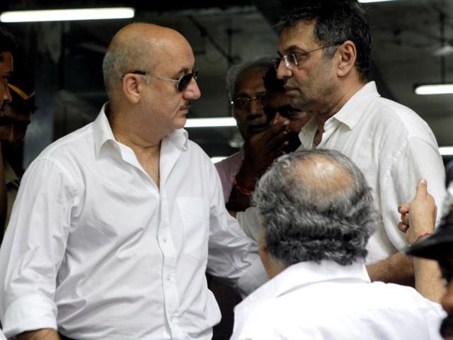 Anupam Kher consoles Pran's son Sunil.