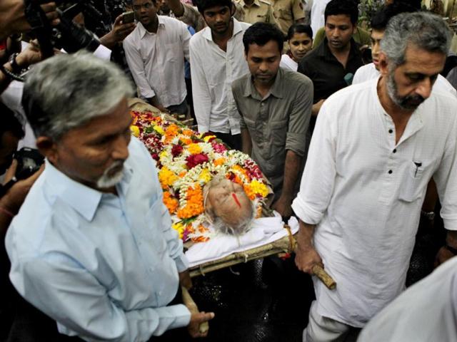 Pran's lifeless body arrives at Shivaji Park, his funeral venue. Celebs attended the funeral in large numbers.