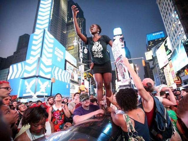 Trayvon Martin supporters rally in Times Square, blocking traffic after marching from a rally for Martin in Union Square in Manhattan. (AFP Photo)