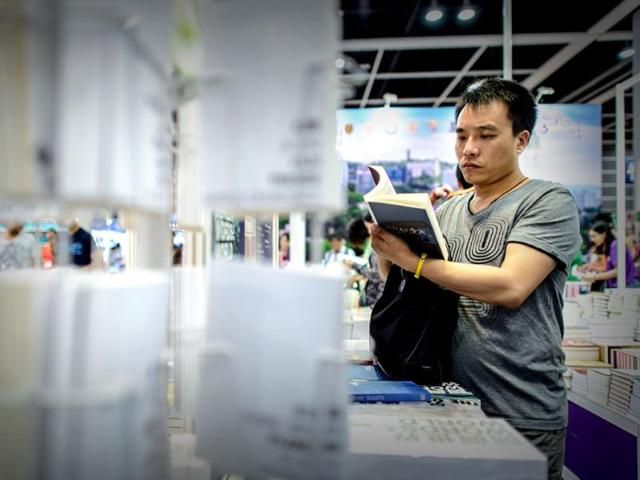 A man browses books displayed at the Hong Kong Book Fair. Photo: AFP / Philippe Lopez