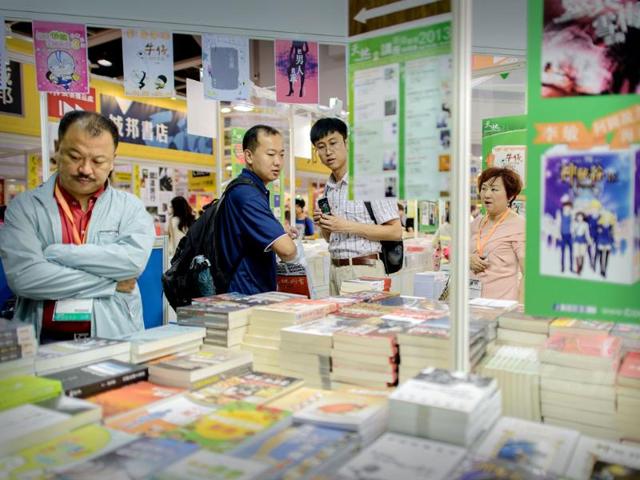 Visitors browse books displayed at the Hong Kong Book Fair. Photo: AFP / Philippe Lopez