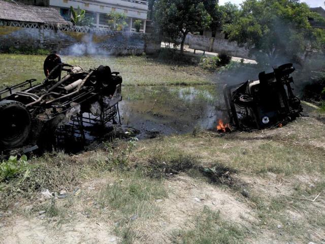 Vehicles of Bihar's BDO, DSP and police station set on fire, as the death toll in Bihar's mid-day meal tragedy mounts to 22. (HT Photo)