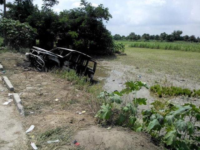 Vehicles of Bihar's BDO, DSP and police station set on fire, as the death toll in Bihar's mid-day meal tragedy mounts to 22. (HT Photo)