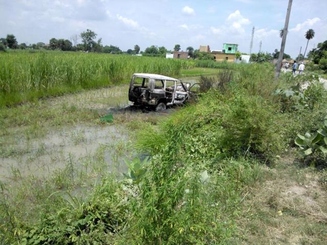 Vehicles of Bihar's BDO, DSP and police station set on fire, as the death toll in Bihar's mid-day meal tragedy mounts to 22. (HT Photo)