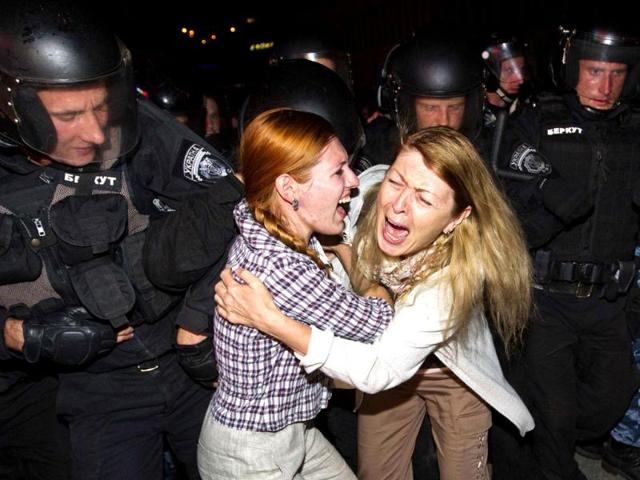 Protesters react in front of riot policemen during a demonstration against the rape of 29-year-old shop assistant in central Kiev, Ukraine. (Reuters Photo)