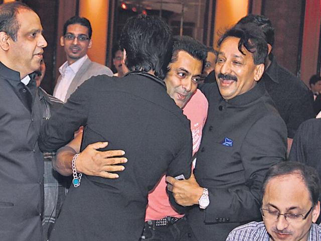 Locked-in-a-feud-for-years-actors-Salman-Khan-and-Shah-Rukh-Khan-hugged--each-other-warmly-at-an-Iftaar-party-hosted-by-city-MLA-Baba-Siddique-centre-at-the-Taj-Lands-End-in-Bandra-on-Sunday-Photo-credit-Vidya-Subramanian