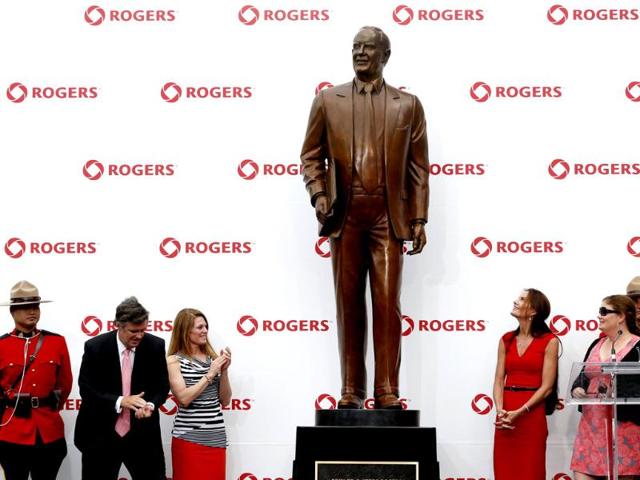 Rogers family members unveil statue of Ted Rogers, the former president and CEO of Rogers Communications Inc, in front of the Rogers Centre where the MLB baseball team the Blue Jays play in Toronto. Reuters photo