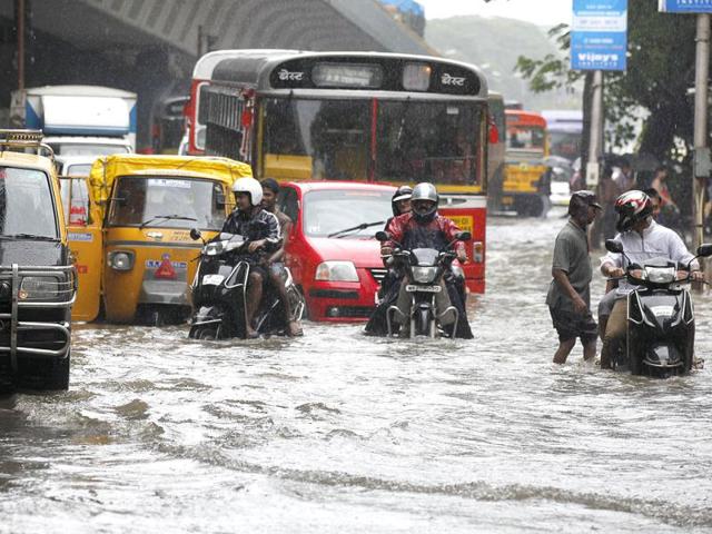Traffic stuck at Hindmata during heavy rains in Mumbai.(Kunal Patil/HT)