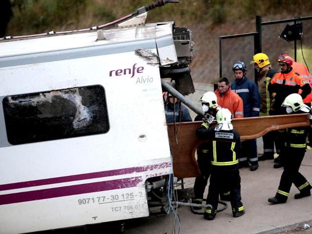 A crane removes a carriage from the tracks at the site of a train crash near Santiago de Compostela, northwestern Spain. A train derailed outside the ancient northwestern Spanish city of Santiago de Compostela on Wednesday evening, killing at least 77 people and injuring up to 131 in one of Europe's worst rail disasters. REUTERS