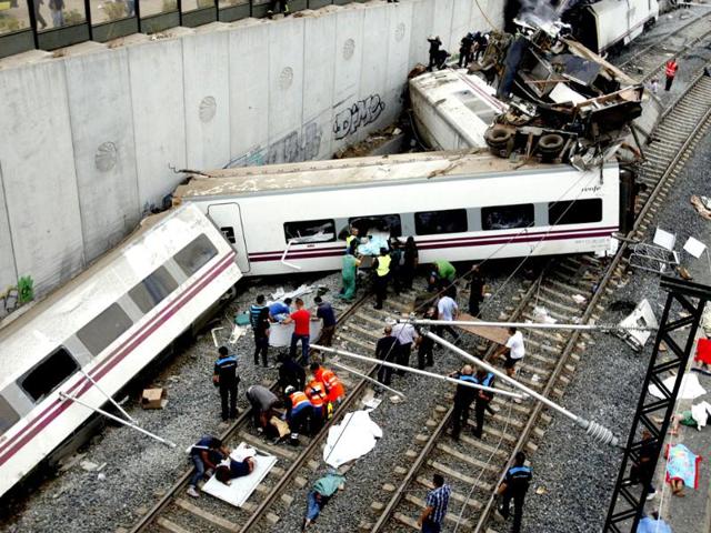 Rescuers tend to victims next to derailed cars at the site of a train accident near the city of Santiago de Compostela. AFP PHOTO