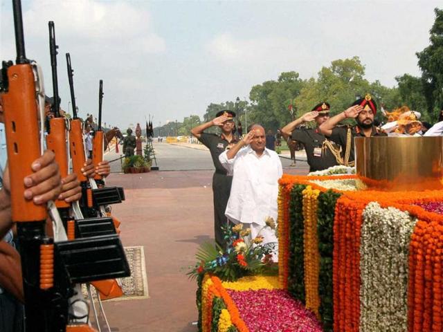 Defence minister AK Antony, navy chief admiral D K Joshi and army chief general Bikram Singh pay homage to Kargil war martyrs at Amar Jawan Jyoti on the occasion of Vijay Diwas in New Delhi. (PTI Photo)