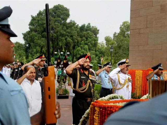 Defence minister A K Antony, navy chief admiral DK Joshi and army chief general Bikram Singh pay homage to Kargil war martyrs at Amar Jawan Jyoti on the occasion of Vijay Diwas in New Delhi. (PTI Photo)