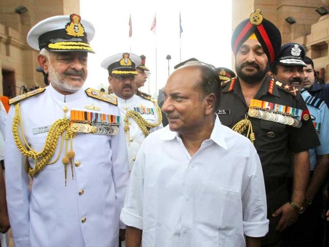 Defence minister AK Antony, navy chief admiral DK Joshi and army chief general Bikram Singh after paying homage to Kargil war martyrs at Amar Jawan Jyoti on the occasion of Vijay Diwas in New Delhi. (PTI Photo)