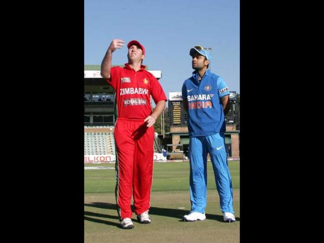 Zimbabwe captain Brendan Taylor (L) tosses the coin as India captain Virat Kohli (R) watches. Taylor won the toss and elected to bowl. (AFP Photo)