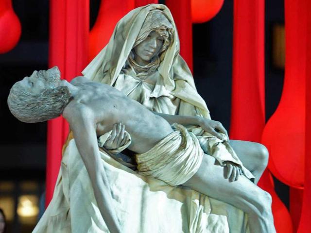 Young people representing Jesus and the Virgin mary perform during the re-enactment of the 14 Stations of the Cross - scenes of Jesus carrying the cross to his crucifixion - with the participation of Pope Francis, at Copacabana beach in Rio de Janeiro. (AFP Photo)