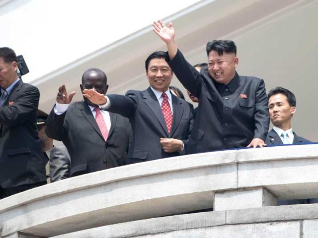 North Korean leader Kim Jong-Un (centre R) and China's Vice President Li Yuanchao (C) wave to the crowd during a military parade in Pyongyang. (AFP Photo)