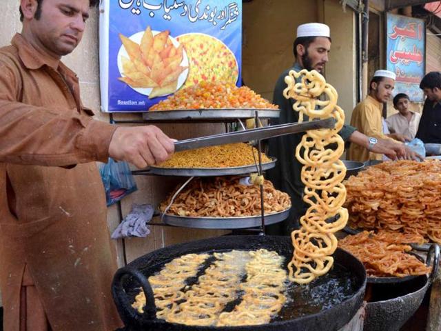 A baker prepares Jalebi to break the fast during the month of Ramzan in Quetta, Pakistan. (AFP photo)