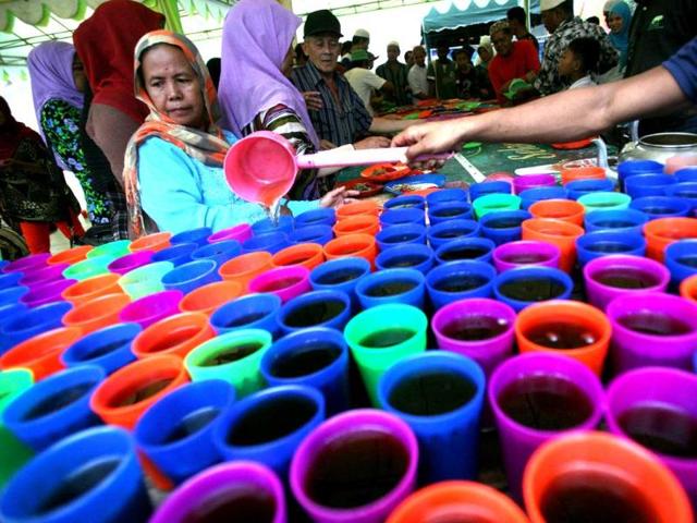 Volunteers arrange drinks along a roadside for devotees to break their fast during the month of Ramzan in Karachi. (AFP photo)