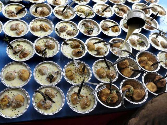 Men prepare food prior to breaking their fast during the month of Ramzan at Jama-e-Masjid Aiwan mosque in Hyderabad. (AFP photo)